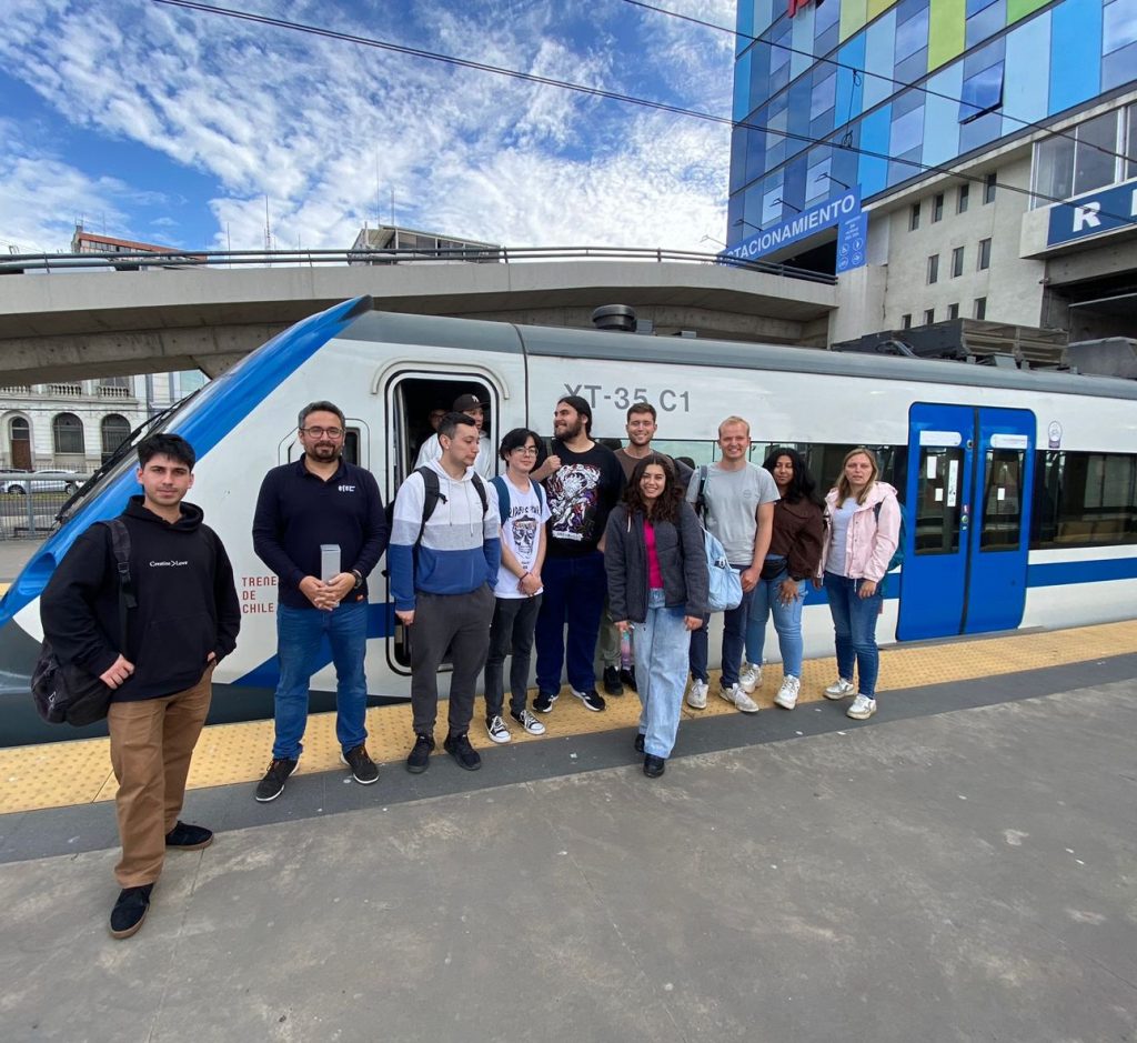 Estudiantes visitan dependencias de EFE Valparaíso y conocen operación<br>ferroviaria