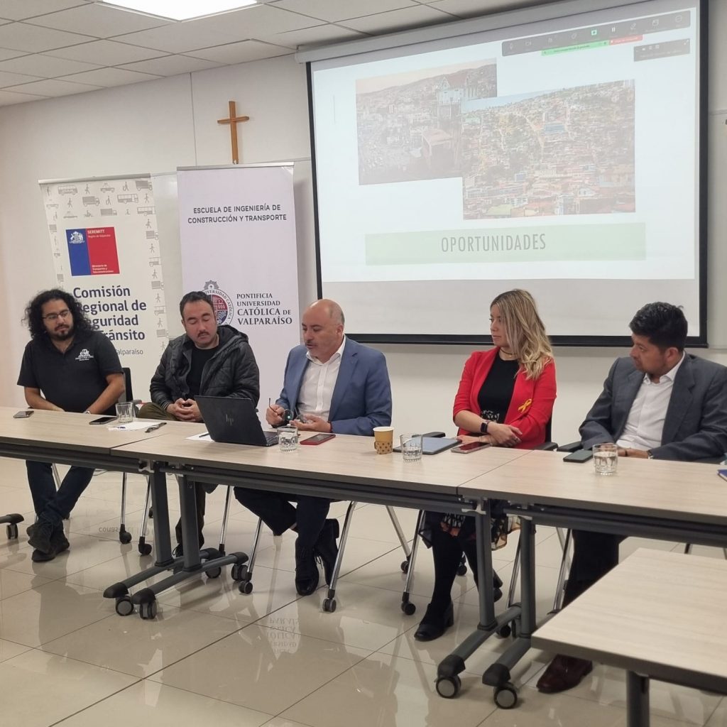 Autoridades y organizaciones civiles participan foro sobre movilidad urbana sustentable.