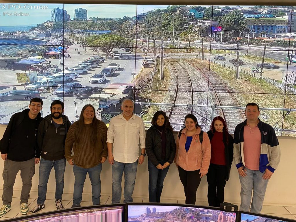 Alumnos del Magíster de Ingeniería de Transporte conocen operaciones de EFE Valparaíso y Unidad Operativa de Control de Tránsito