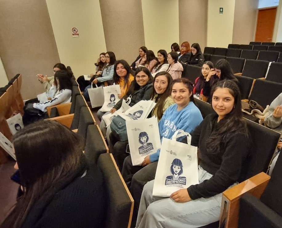 Facultad de Ingeniería realizó seminario para acercar a sus estudiantes al mundo laboral.