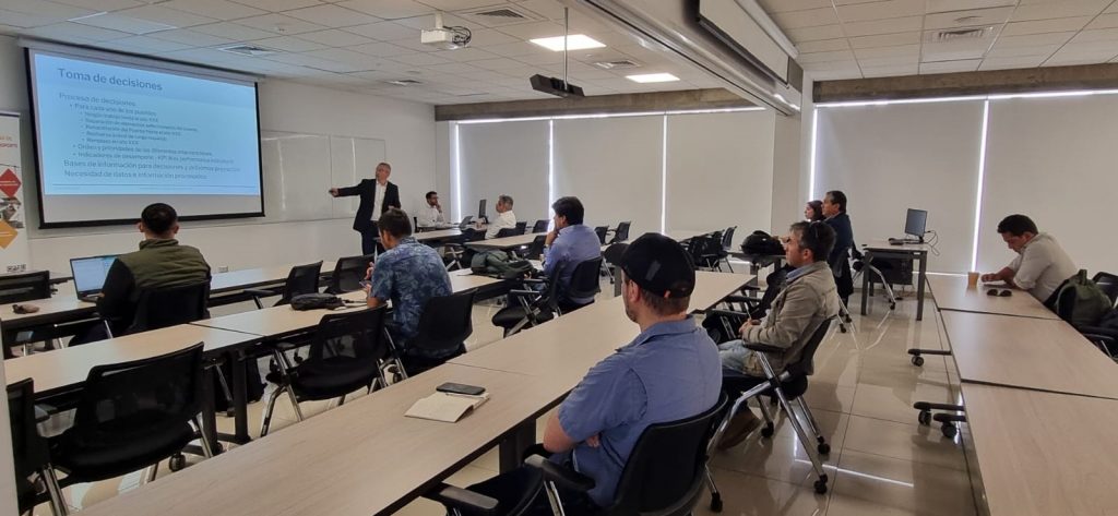 Experto extranjero realiza charla magistral sobre uso de BIM en procesos constructivos a nivel internacional.