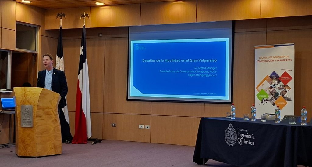 Profesor expone sobre los desafíos de movilidad en la región de Valparaíso.