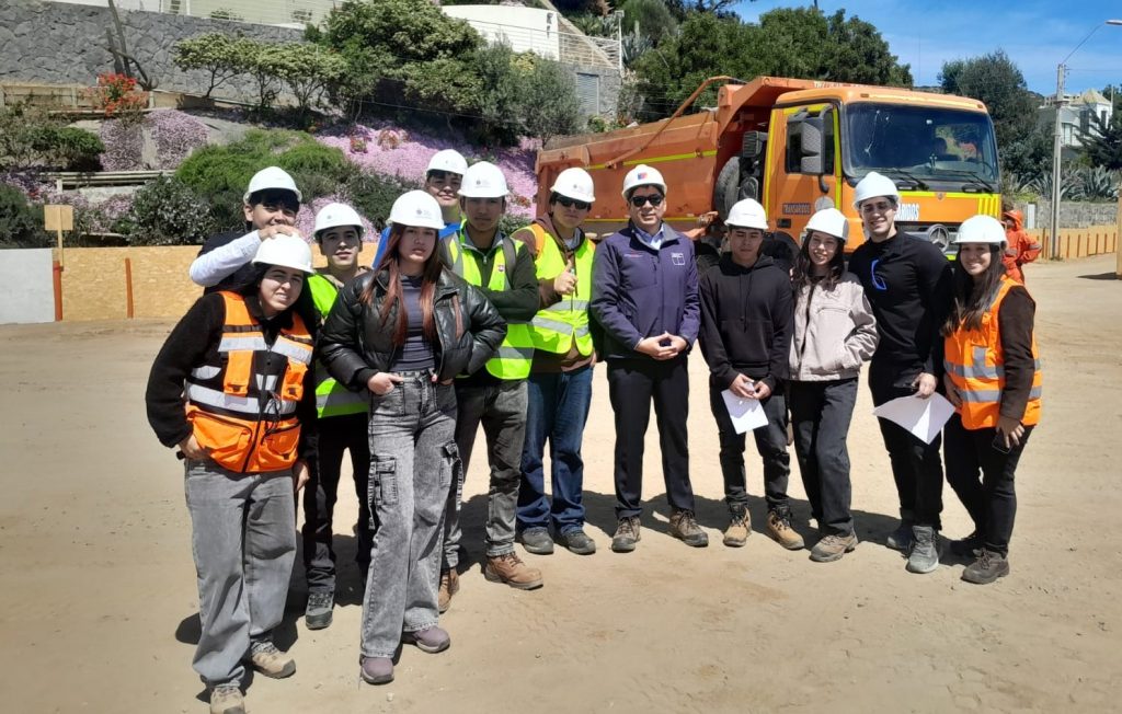 Estudiantes visitan obra de infraestructura marítima y terrestre en Papudo.