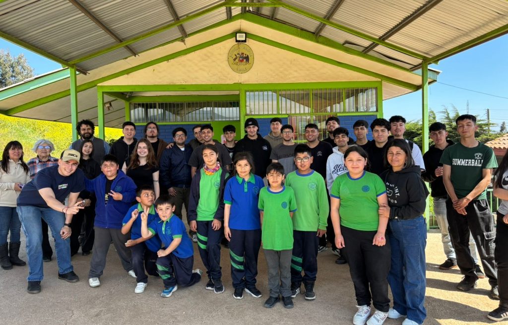 Vinculación con la comunidad: Estudiantes realizan actividad en terreno en Longotoma en el marco de proyecto de sostenibilidad.