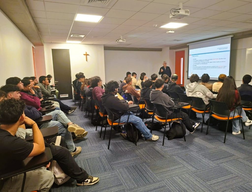 Académico español ofrece charla sobre valoración multicriterio a estudiantes de la ICT.
