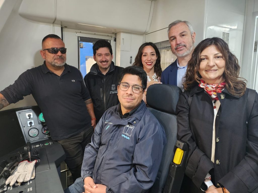Profesora participa en presentación de nuevos trenes de EFE Valparaíso