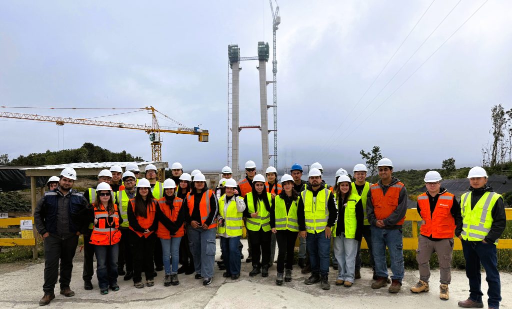 Estudiantes ICT PUCV realizan visita académica a las obras del Puente sobre el Canal de Chacao.