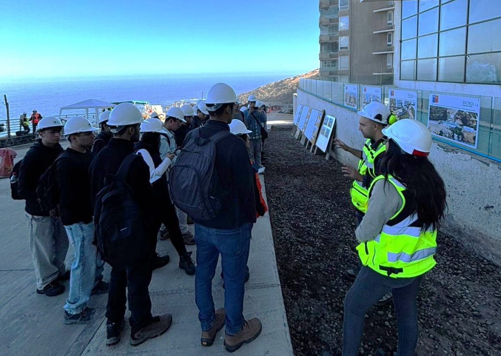 Estudiantes de primer año de Ingeniería en Construcción fortalecen su formación con visita a obras de colector de aguas lluvias en Concón.