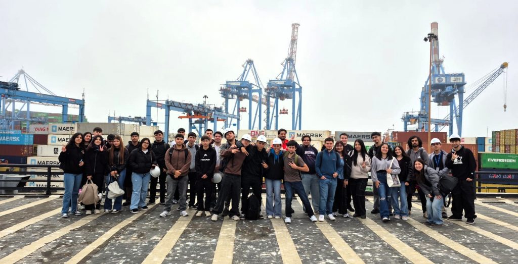 Estudiantes de primer año de Ingeniería Civil en Transporte fortalecen su formación con visita al Puerto de Valparaíso